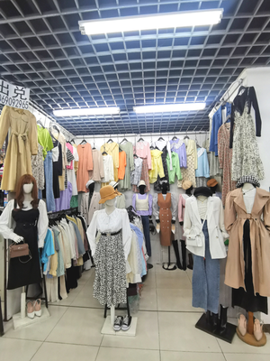 西市场2楼B区1通道服装摊位无兑费转让，附带服装服饰出租业务